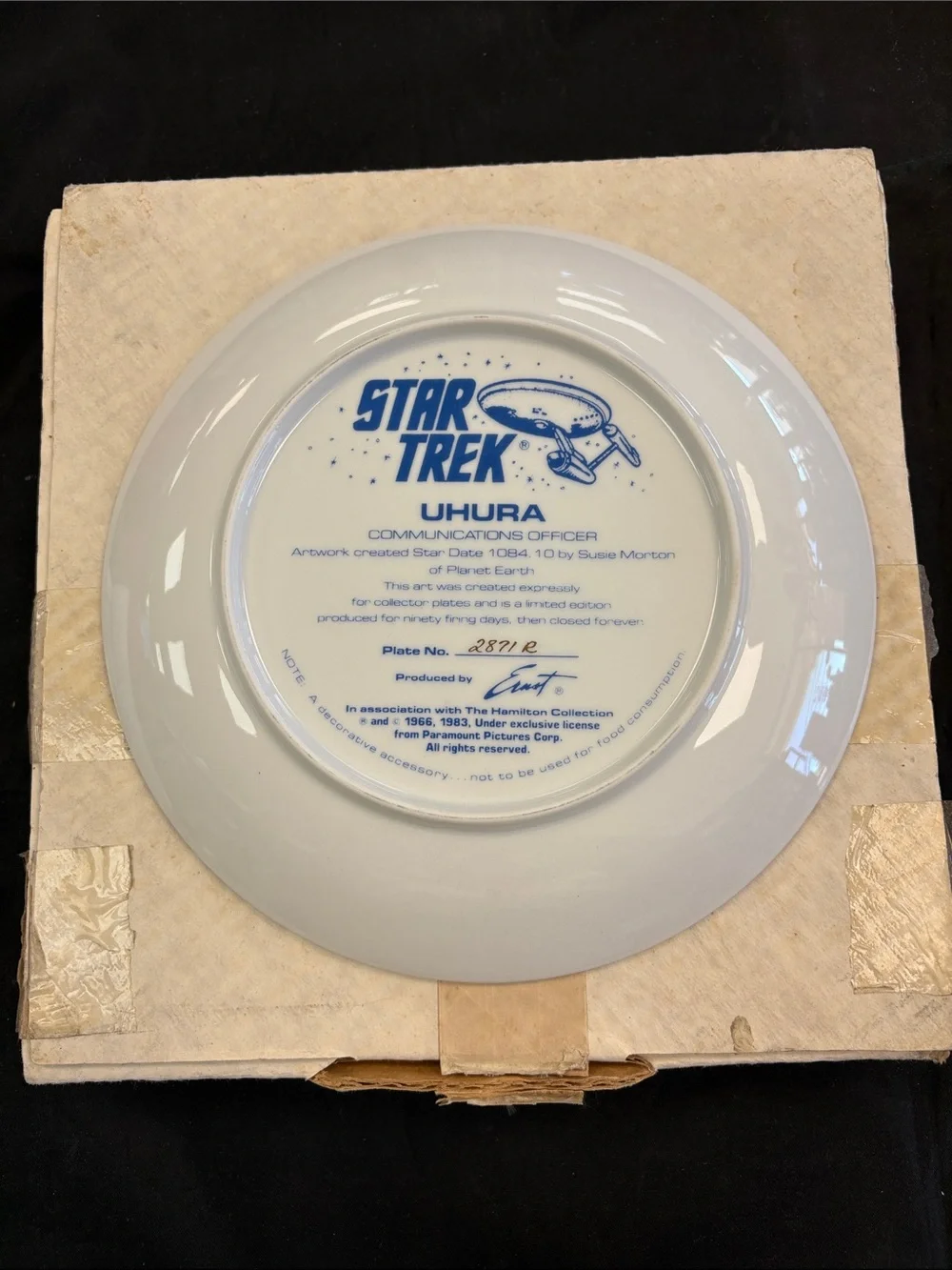 Star Trek The Original Series Uhura Decorative Plate - Red. 0292